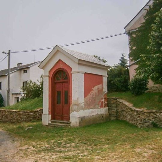 Kaplička v Mladějovicích poblíž kostela