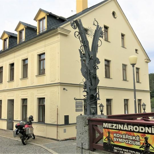 Kovová plastika Spojení v Poštovní ulici v Bečově nad Teplou