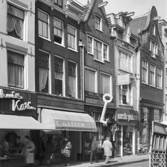 Pand met gevel waarvan de beëindiging