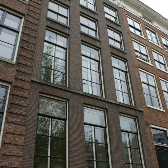 Huis met gevel onder rechte lijst met consoles en friesvensters