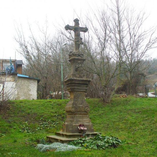 Kříž u kaple Navštívení Panny Marie v Žiželicích