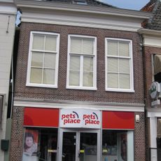 Pand onder zadeldak met boven etalagepui gaaf bewaarde gevel van fijn metselwerk