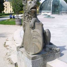 Socha vlka s erbem Kinských u zámeckého skleníku v Lednici