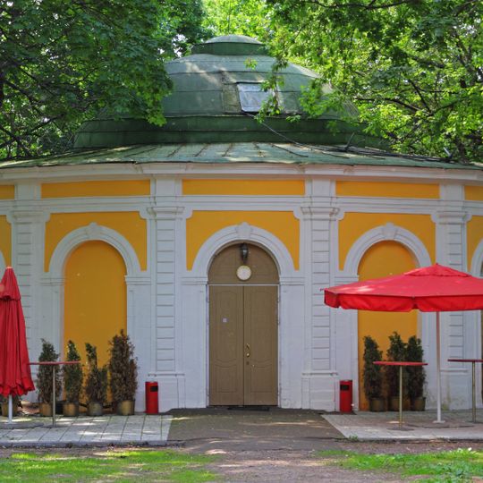 Охотничий домик у оврага