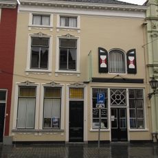 Huis met geelgepleisterde en van stucversiering voorziene lijstgevel: 39 als pakhuis in gebruik