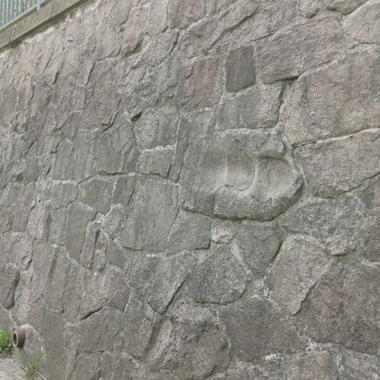 Pochstempelstein und Stützmauer