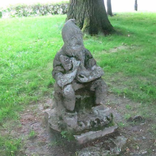 Socha šumavského skřítka v parku na náměstí ve Frymburku