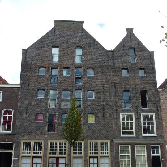 Rijzig pand met puntgevel, deel uitmakend van het Graanmagazijn voor den Armen