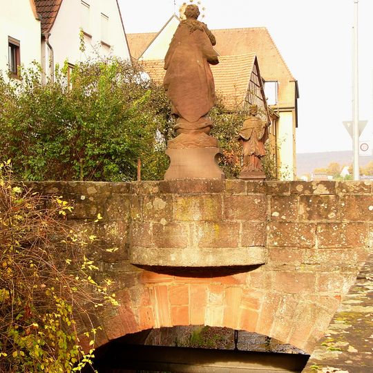 Brücke mit Brückenfiguren