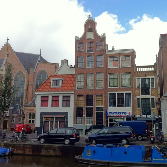 Huis, vanwege de van elders komende oude gevelbekroning