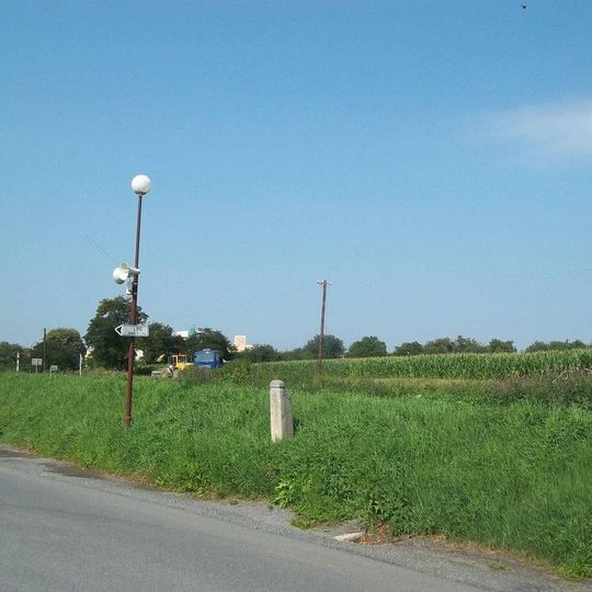 Kříž nad Meclovem u silnice