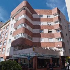 Edificio de viviendas y locales comerciales
