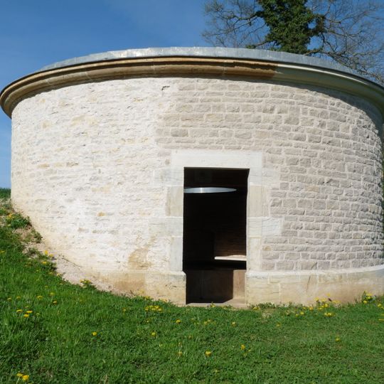 Lavoir à impluvium de La Tour-de-Sçay