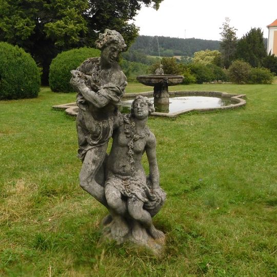 Socha Meleagros a Atalanta v zámeckém parku ve Valči