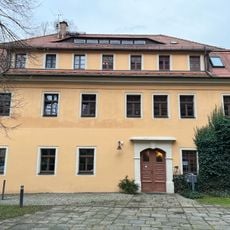 Pfarrhaus, mit Torpfeilern und schmiedeeiserner Einfriedung Dampfschiffstraße 1