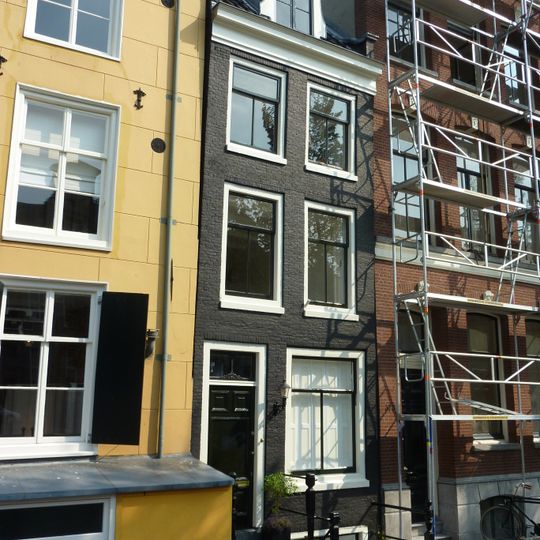 Pand met gevel onder rechte lijst met dakkapel