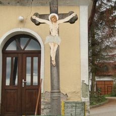 Kříž u kaple v Chlumku