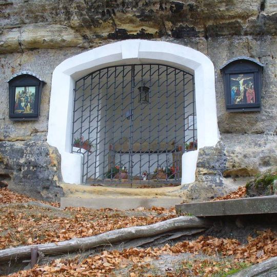 Skalní kaple Božího hrobu na Křížové cestě v Kamenickém Šenově