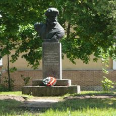 Памятник герою Советского Союза, командиру партизанского отряда «Дружный» В.И. Зиновьеву (Холм)