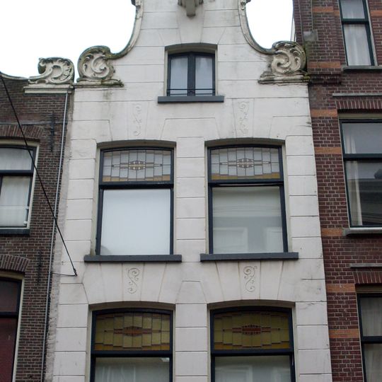 Pand met gepleisterde ingezwenkte halsgevel