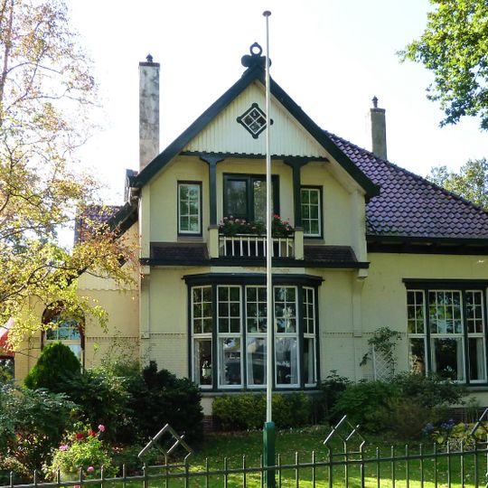 Villa met aangebouwde bijkeuken