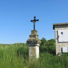 Kříž za železniční tratí v Dobkovičkách