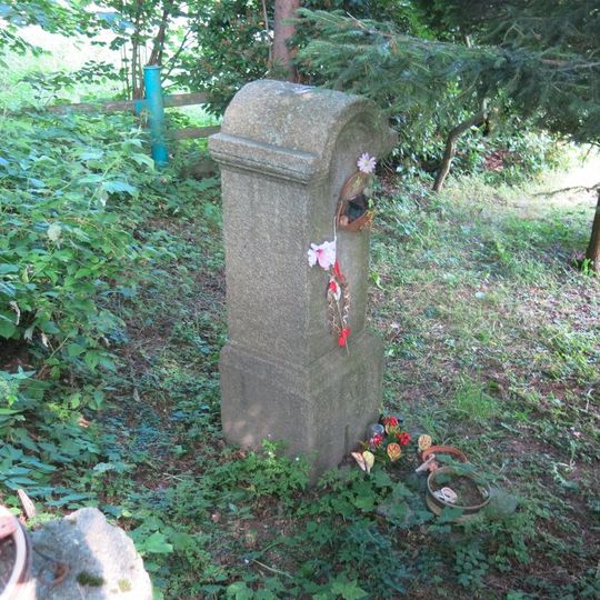 Kříž v zahradě domu 184 v Mikulášovicích