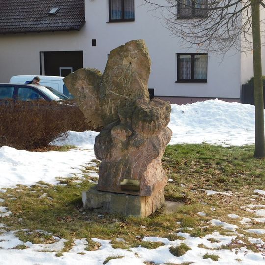 Plastika Motýli v jeteli na náměstí v Lánech