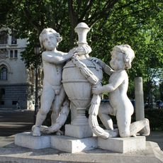 Niños con jarrón de Cibeles