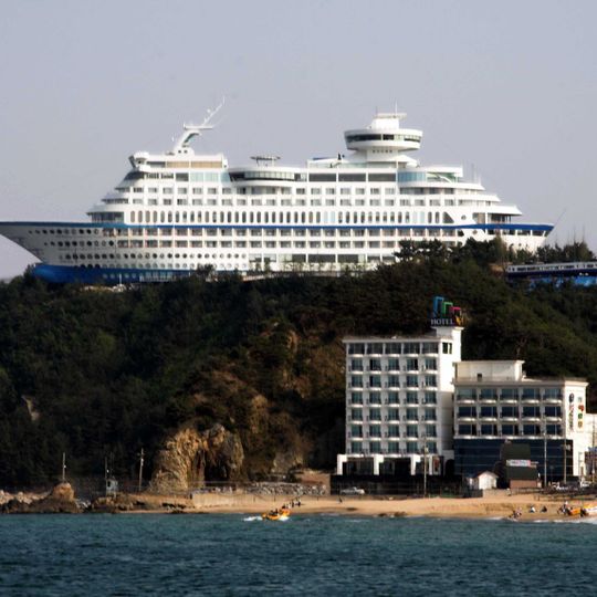 Sun Cruise Resort & Yacht