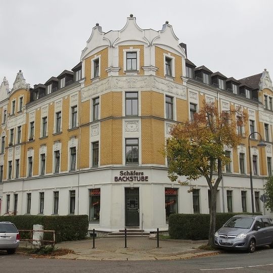 Mietshaus in geschlossener Bebauung in Ecklage mit Vorgarten Bodelschwinghstraße 28
