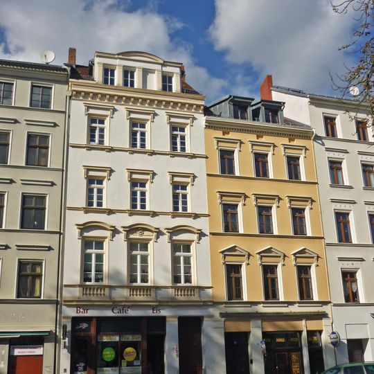 Wohnhaus mit Laden in geschlossener Bebauung und Hintergebäude Elisabethstraße 6