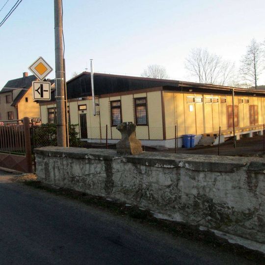 Podstavec na mostě v Mochtíně