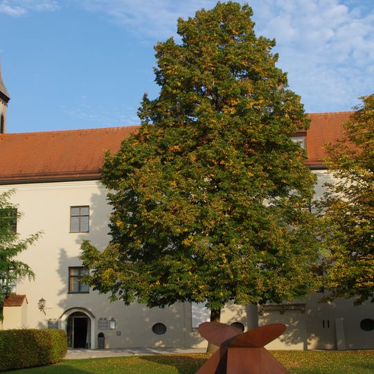 Ehemalige Rentmeisterei , bis 1955 evangelische Kirche, seit 1983 Fotomuseum Burghausen