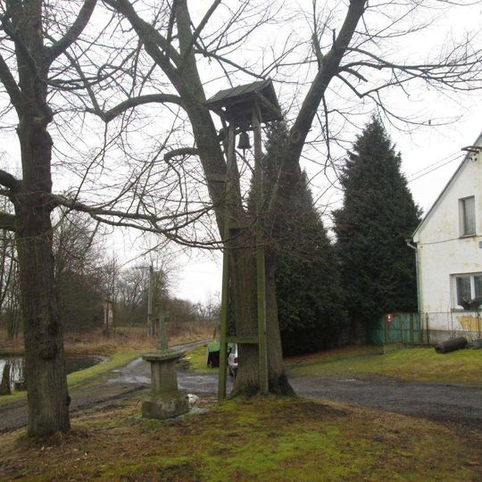 Zvonička v Očíně na návsi