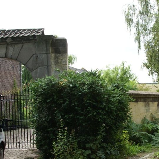 Natuurstenen muur aan de oostelijke oever van de Jeker bij de Nekummerweg