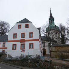 Sachgesamtheit Dorfkirche, Kirchschule und Pfarrhof Wiederau mit folgenden Einzeldenkmalen: Pfarrhaus, Seitengebäude und Einfriedungsmauern (siehe Einzeldenkmalliste - obj. 08955269, Kirchberg 3), Kirche, Kirchhofseinfriedung mit Tor im Norden sowie