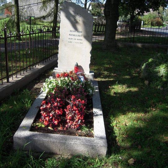 Dva pomníky padlým ve středu Modlíkova