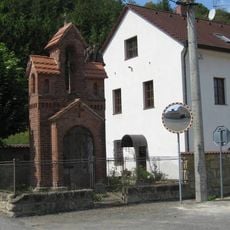 Kaple ve středu Dolního Cetna u silnice na Bezno