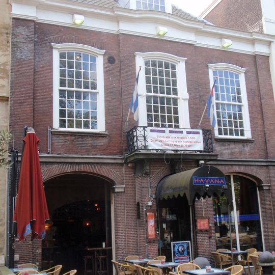 Voormalige hoofdwacht met eenvoudige kroonlijst en vooruitspringende middenpartij