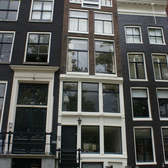 Huis met gevel onder rechte lijst