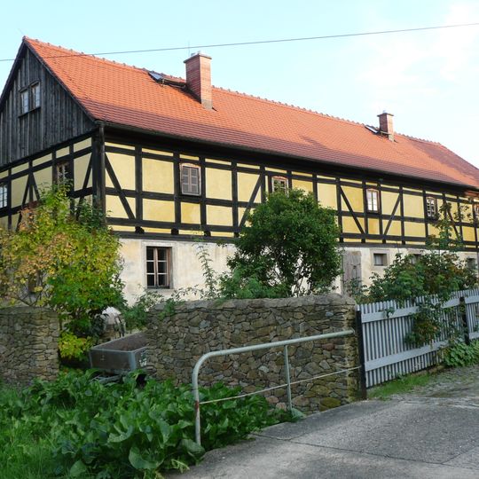 Wohnstallhaus und Einfriedungsmauer mit zwei Torpfosten Oberer Mühlgraben 8