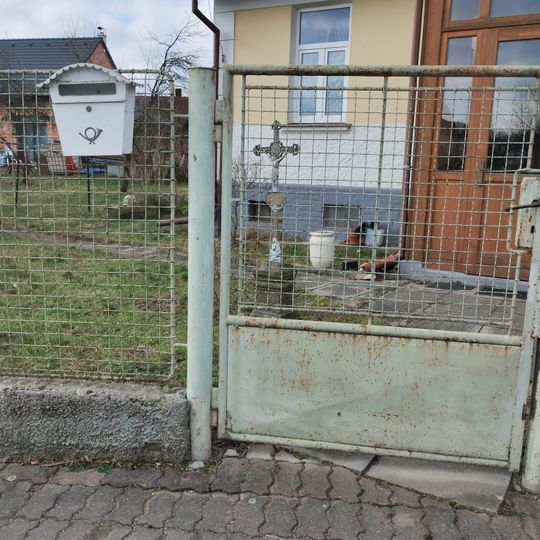 Kříž v Libíně v zahradě