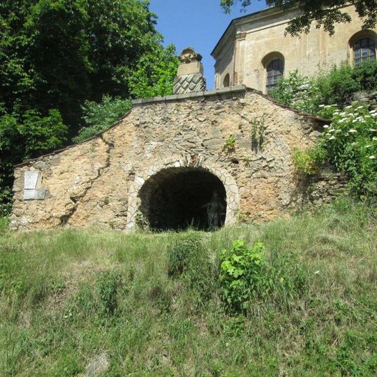 Kříž a socha v Pístově