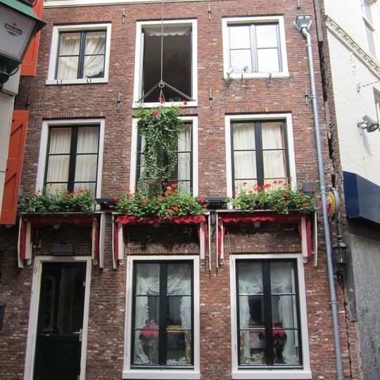 Huis met gevel onder rechte lijst met triglyfen