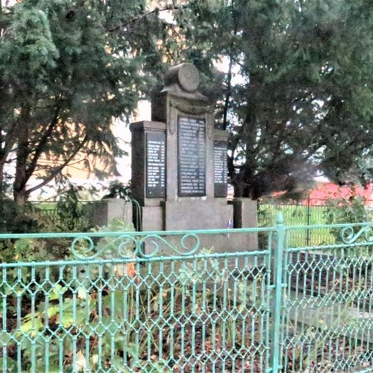 Pomník padlým u kostela v Hořelicích