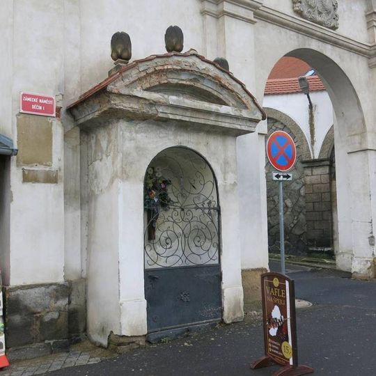 Výklenková kaple na Zámeckém náměstí v Děčíně