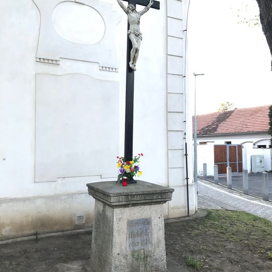 Kříž u kostela Narození Panny Marie v Michli
