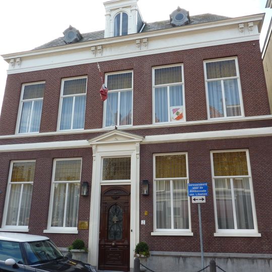 Vrijstaand herenhuis op vierkante plattegrond in de neoclassicistische traditie