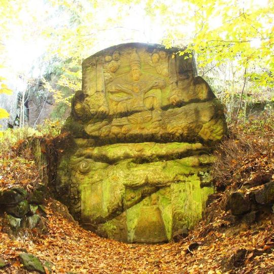 Skalní reliéf Nejsvětější Trojice a Madony u lesní cesty jihovýchodně od Mařeniček